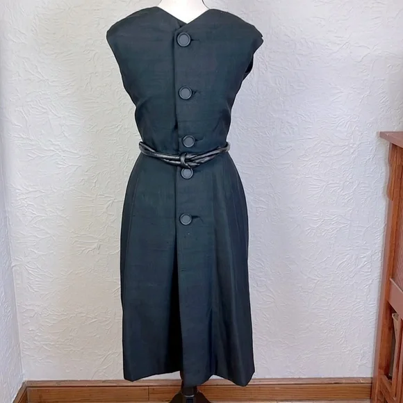 Vintage Sleeveless Back Button Dress - Picture 2 of 12